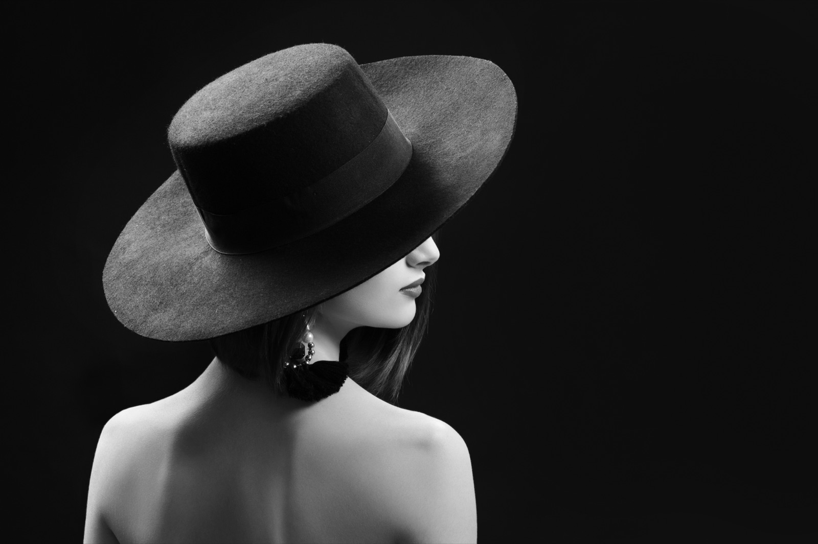 Black and white portrait of a woman in a wide-brim hat
